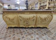 ensemble de mobilier de boutique, confiserie Auer (6 meubles-présentoir, 3 tables, 1 cartel)