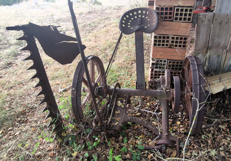 Machine à découper (faucheuse attelée) de la marque « AMOUROUX FRERES TOULOUSE ».  