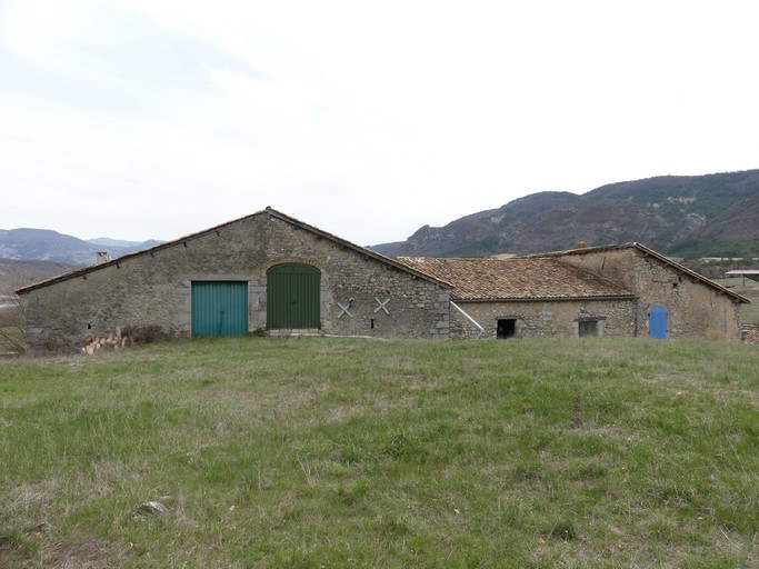 L'aire à battre bordant les bâtiments à l'ouest.