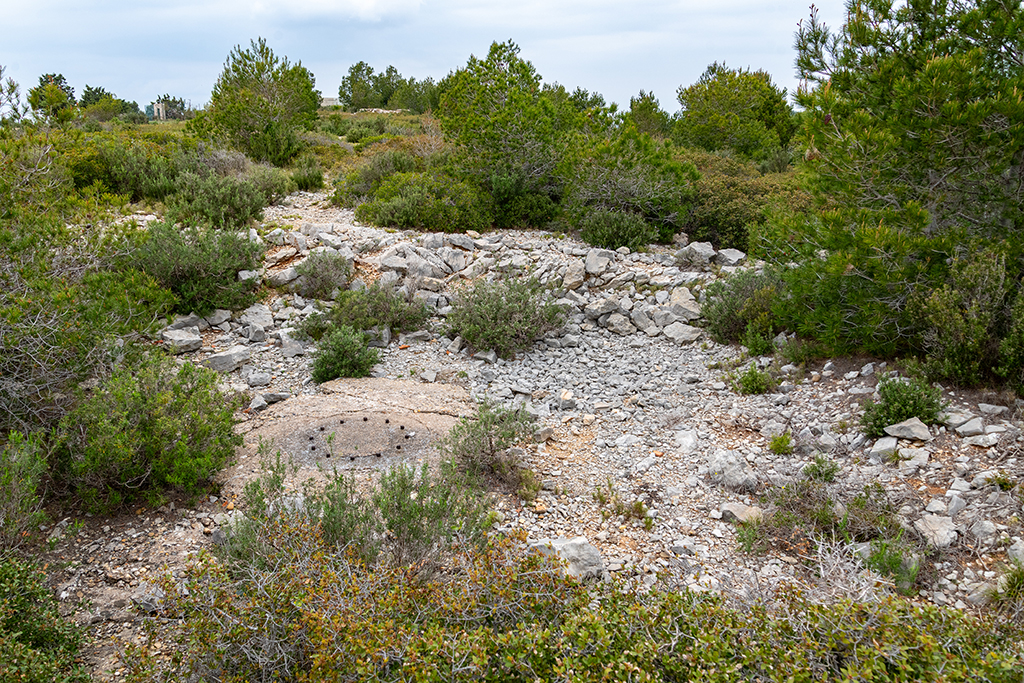 Ruines d'une cuve détruite pour canon antiaérien de 3,7cm, sous-sellette de l'affût