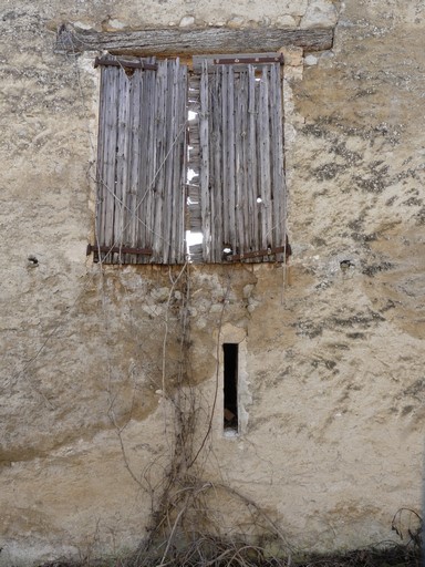 Bâtiment agricole. Elévation est, partie nord. Jour en fente et baie fenière.