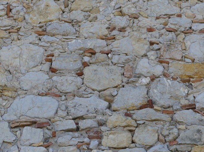 Maçonnerie à inclusions de tessons de tuile creuse. Ferme de Belair (Ribiers).