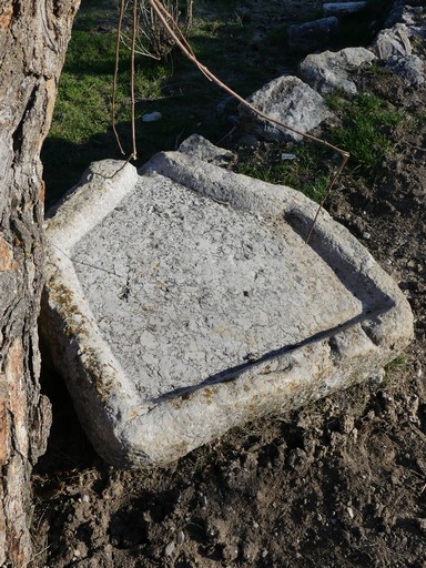 Pile d'évier monolithe déposée. Ferme au quartier du Verger (Ribiers).