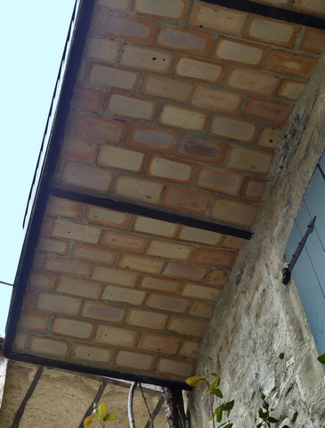 Pignon sud, troisième niveau. Structure du balcon.
