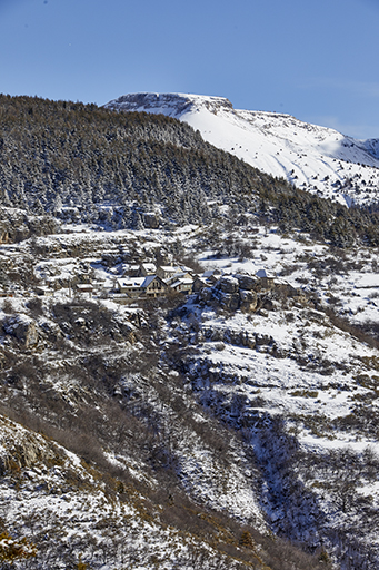 L'ancien village de Peyresq dans son contexte montagnard depuis la route départementale 32. Vue depuis le nord-ouest.