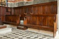 Chaire à prêcher et bancs de choeur