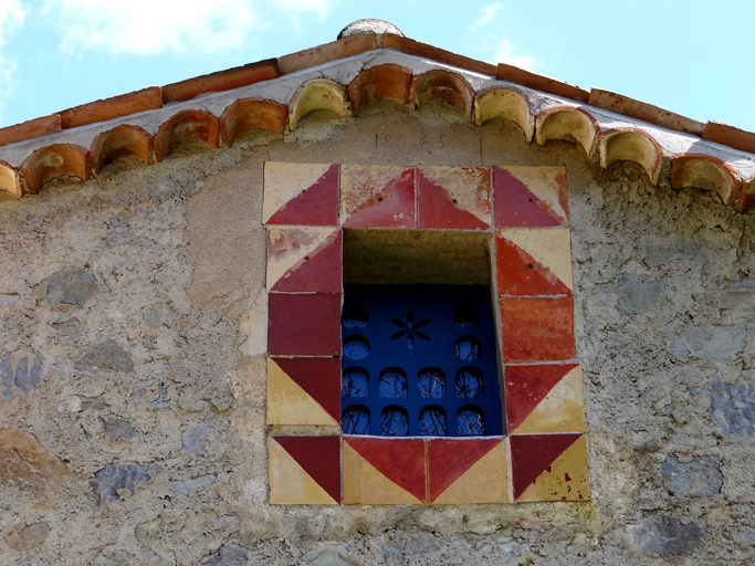 Baie d'envol d'un pigeonnier, avec carreaux vernissés. Ferme au hameau de Saint-Martin. (052Z1 110)