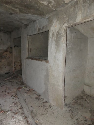 Resserre en étage de soubassement, alcôves et coffre à grains maçonnés. Ferme au hameau des Dades (Ribiers). 