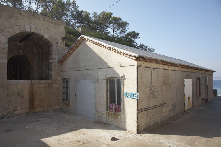 Cour, entrée du souterrain-caverne et bâtiment technique du poste optique 1905.