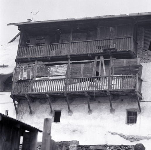 Le Pinet. Parcelle 208. Façade antérieure est. Balcons superposés. Noter les arcades qui ouvrent sur l'intérieur de la grange.