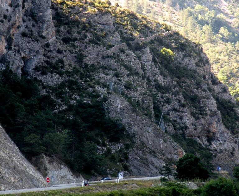 Clue de la Galange : passage de l'ancien chemin des Scaffarels à Ourges au niveau du pont Saint-Joseph, au dessus de la route actuelle.