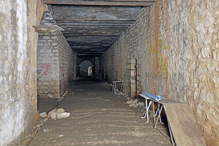 souterrain-caverne, galerie principale plafonnée en voûtains, à gauche, entrée de la galerie secondaire en U, à droite porte du corridor des magasin