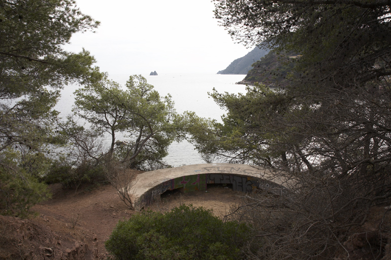 Cuve circulaire allemande en béton de 1944 pour pièce d'artillerie de côte.