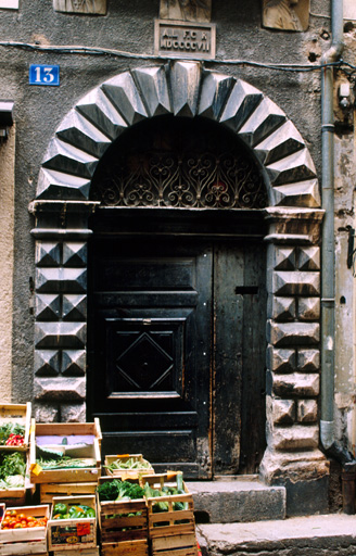 Porte d'entrée.