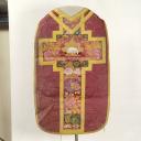 ensemble de vêtements liturgiques : chasuble, étole, manipule, bourse de corporal, voile de calice (ornement rouge)