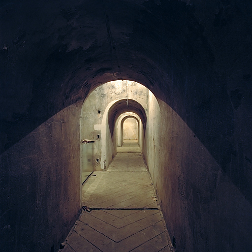Couloir ou galerie de distribution des casemates en caverne.
