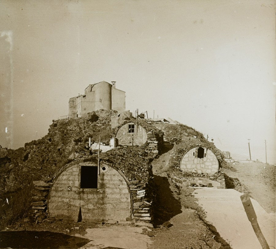 [Station radar de Notre-Dame de la Garde au Cap Sicié. Vue des abris en tôle métro en avant-plan de la chapelle.] 1945