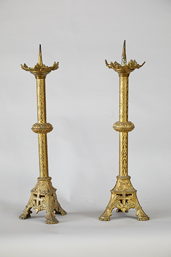 Ensemble de deux chandeliers d'autel de style néo-roman