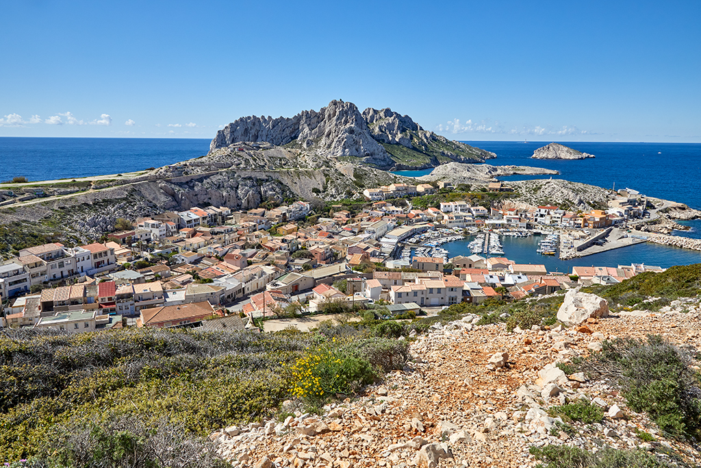 Vue d'ensemble du hameau des Goudes, du fort Napoléon et de l'île Maïre, prise de la batterie de mortier de Croisette.