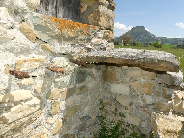 Pignon sud, premier niveau. Arrachement du palier de l'escalier extérieur, sur dalles.