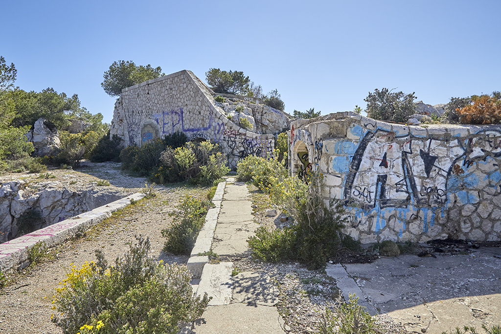 Extrémité sud du chemin de ronde et des plates-formes de la batterie de 240, traverse-abri 