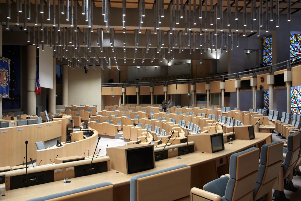 Bloc plénier. Vue d'ensemble de la salle plénière en hémicycle.