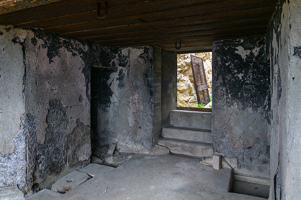 Batterie du Pharo, batterie haute, casemate R671 nord, intérieur chambre de tir, porte d'entrée et niches