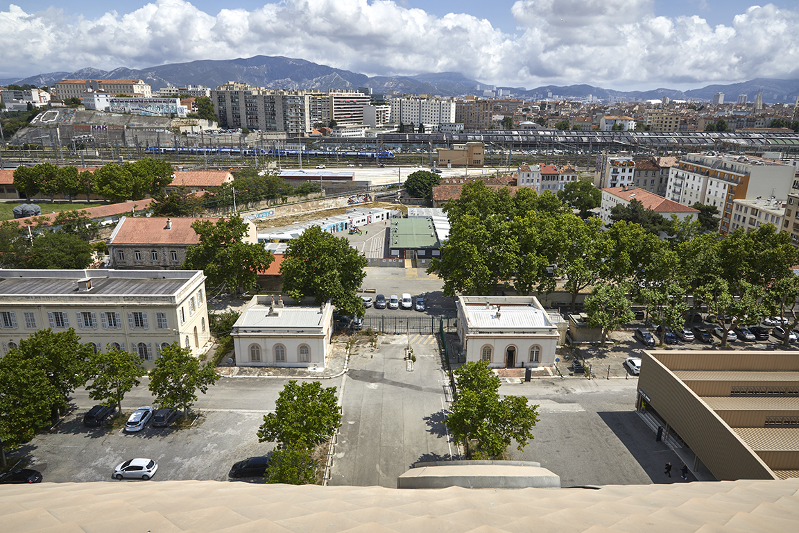 Vue plongeante sur le cour et les deux pavillons d'entrée, prise du haut du dôme du pavillon central du bâtiment principal.