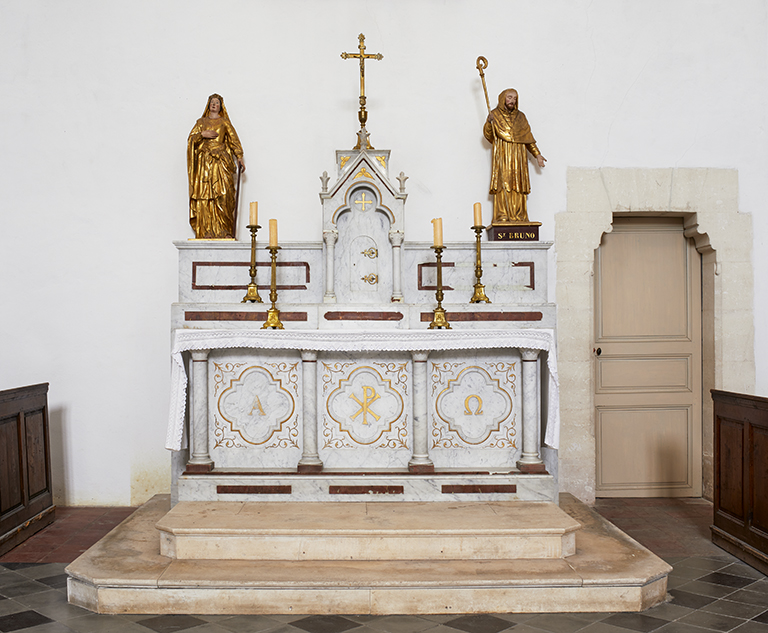 Ensemble du maître-autel : deux degrés d'autel, autel, tabernacle, deux gradins d'autel