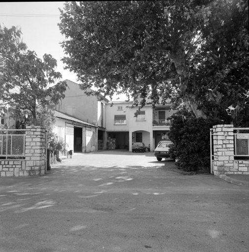 Section CE, parcelles 499-500. Avenue Stalingrad. Maison d'expédition Sarnette, puis Soulier. Vue d'ensemble depuis l'entrée.