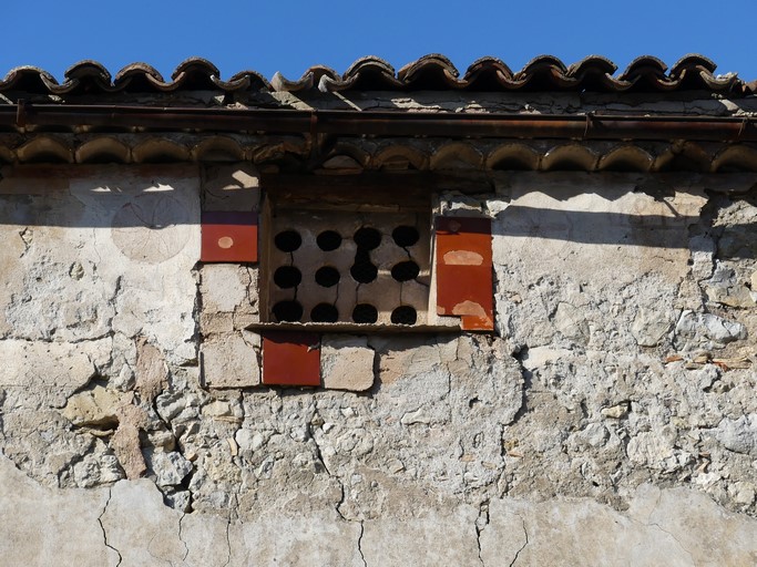 Bâtiment du logis. Elévation sud, troisième niveau. Baie du pigeonnier.