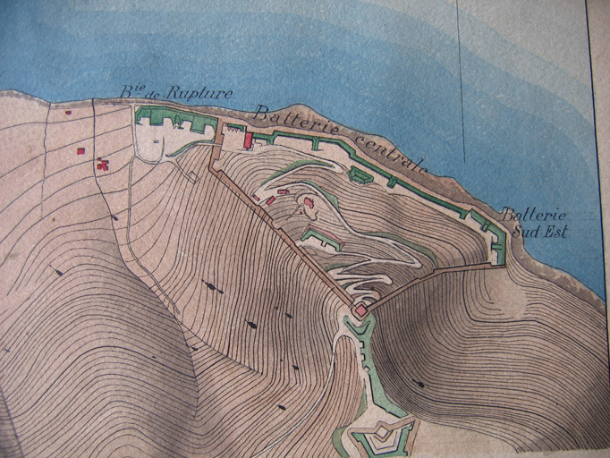 Atlas des bâtiments militaires. Batterie centrale de la Carraque et batterie sud-est. 1904. Détail : le plan de position.