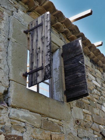 Bâtiment principal. Elévation nord, second niveau. Fenêtre équipée de contrevents à planches croisées.