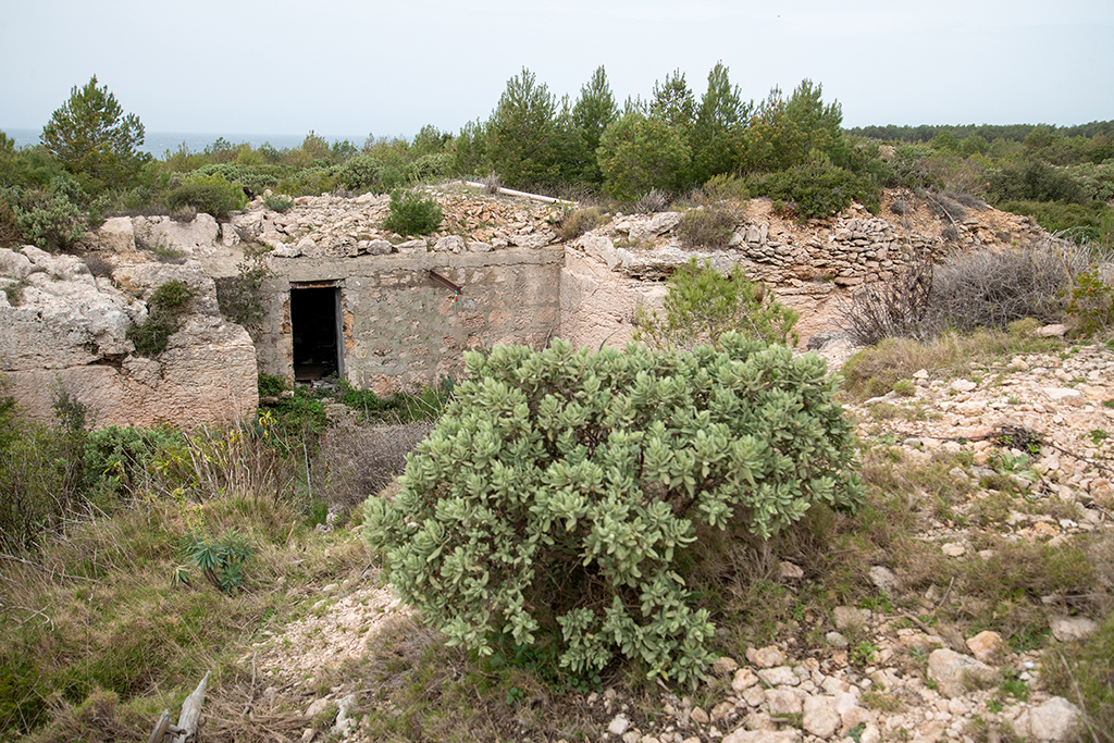 abri de troupe dans l'ancienne carrière d'Arnette