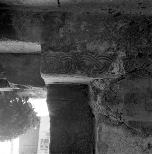 Cloître. Détail : galerie ouest, base du pilier 1, bas-relief en remploi.