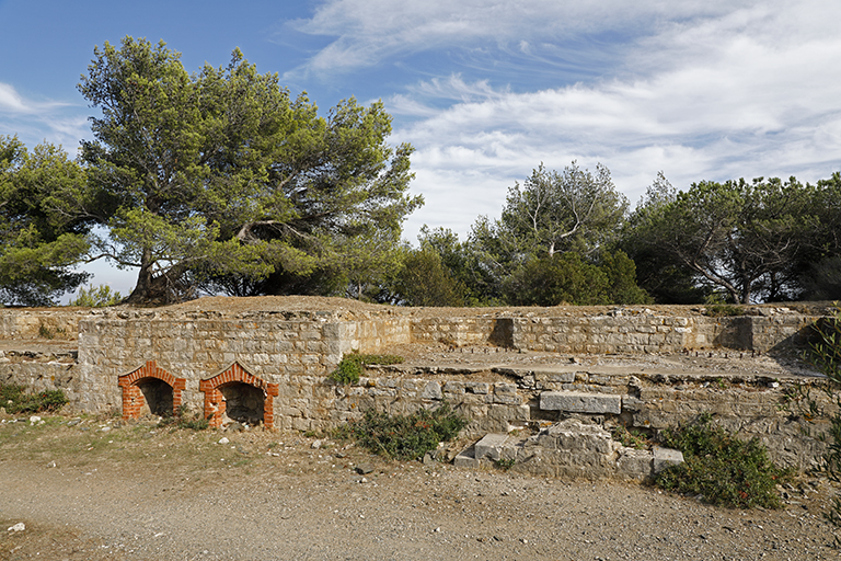 Bloc intermédiaire avec niches à munition jumelles et plate-forme de tir double, avec son escalier et les sous-sellettes de l'affût des canons de 95mm.