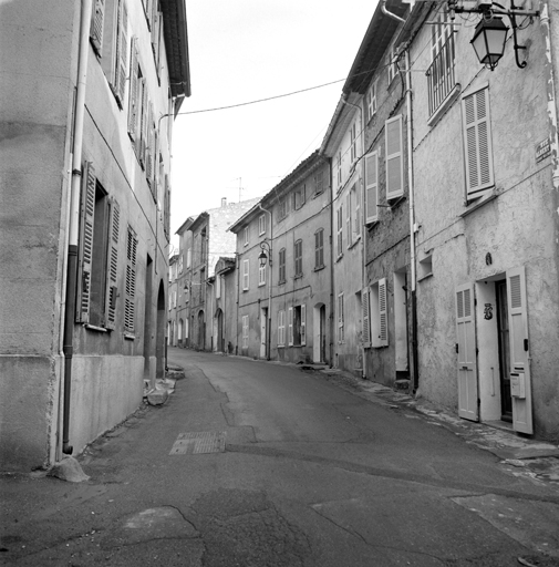 Rue Albert 1er. Les avant-toits sont tous traités à double rang de génoise.