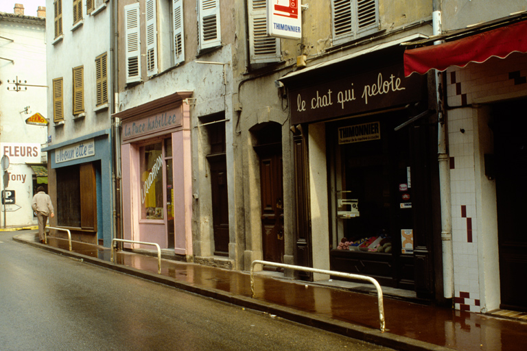 Rue Célestin Gayol. Devantures commerciales.