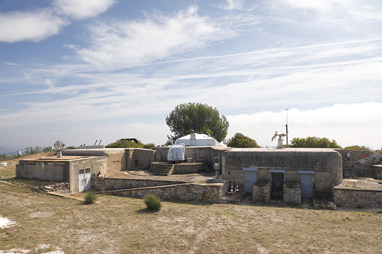 Aile droite de la batterie, emplacement de tir de gauche entre deux magasins de combat 1905-1907 ; cuve de 1952 pour pièce de 105mm sous cuirasse tournante.