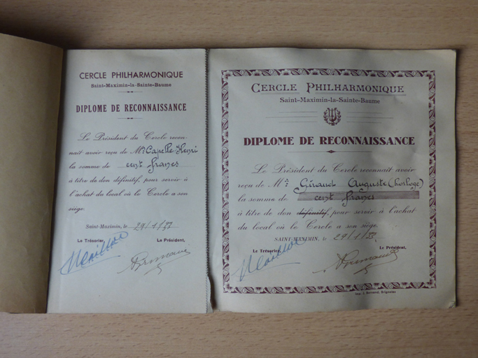 ensemble de neuf éléments d'impression : diplômes de reconnaissance