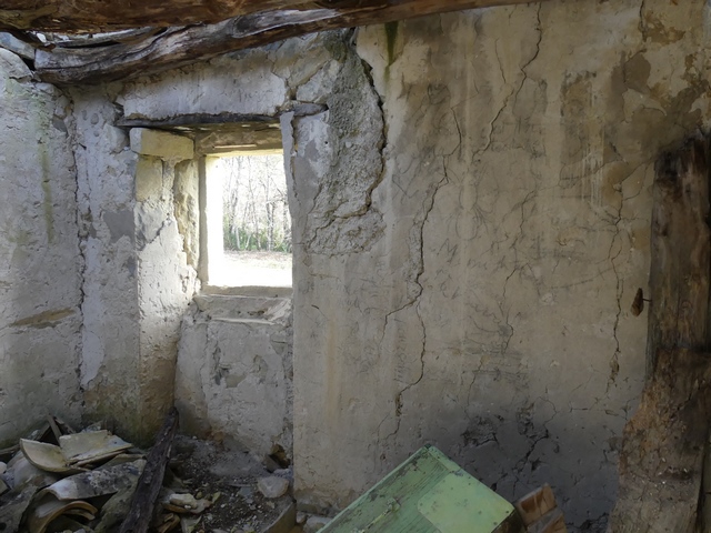 Rez-de-chaussée surélevé, logis. Mur sud.