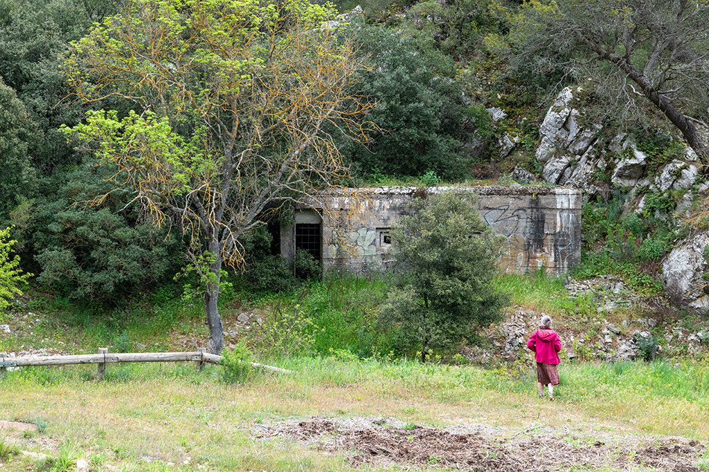 Verrou de Ners,  côté sud de la route : abri de personnel crénelé, façade