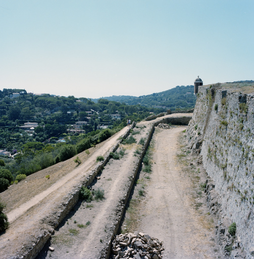 Front sud-est : redan 14, fossé, chemin couvert et glacis, vus du redan 21.