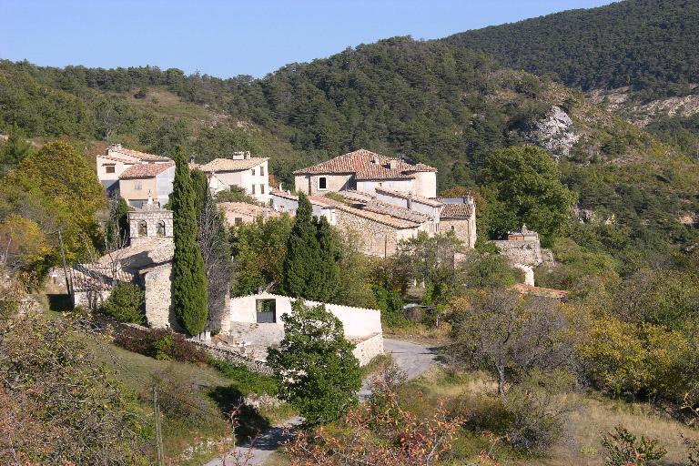 Ecart d'Eoulx, ancien chef-lieu de commune : vue d'ensemble prise de l'ouest.