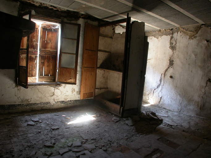 Troisième étage de soubassement, chambre : cloison-placard délimitant une des resserres.
