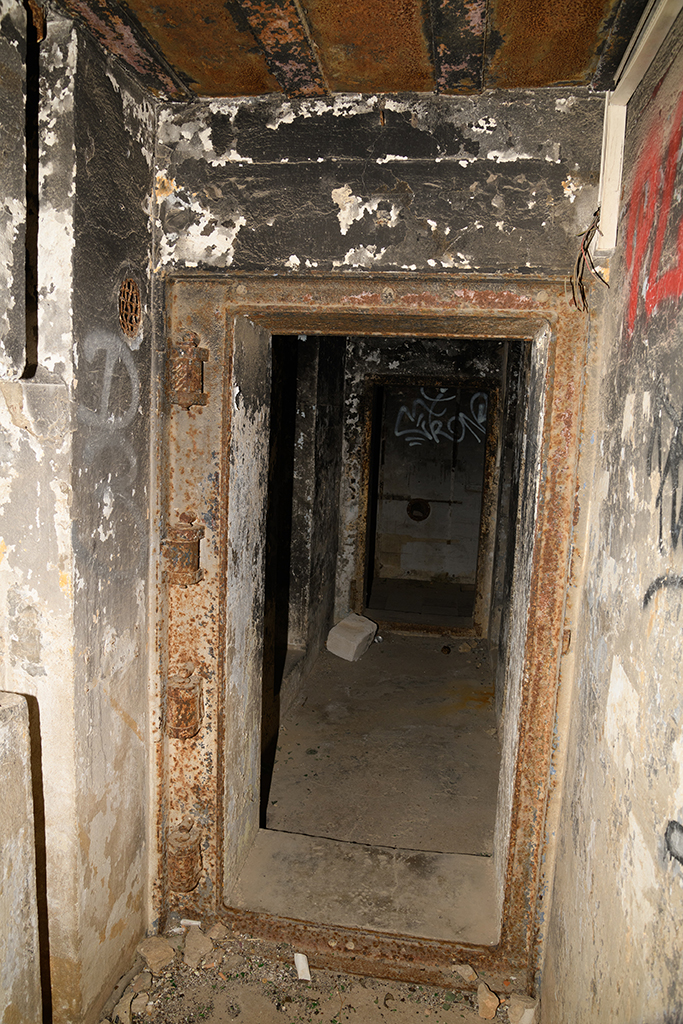 Poste de direction de tir  R 636, intérieur, sas anti-gaz du couloir d'entrée du niveau 1
