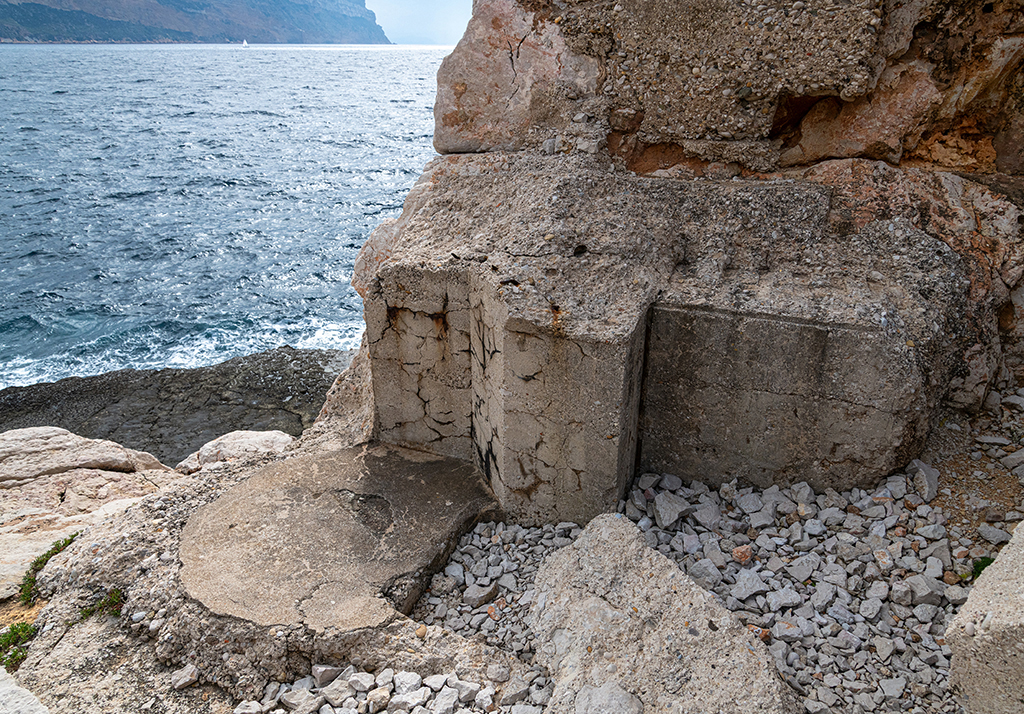 Ruine d'un tobrouk sabordé près de la plate-forme Est pour canon de 75mm.