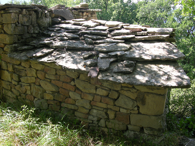 Braux (Champ d'Anode). Ferme des Crouesses : four à pain couvert de lauzes.