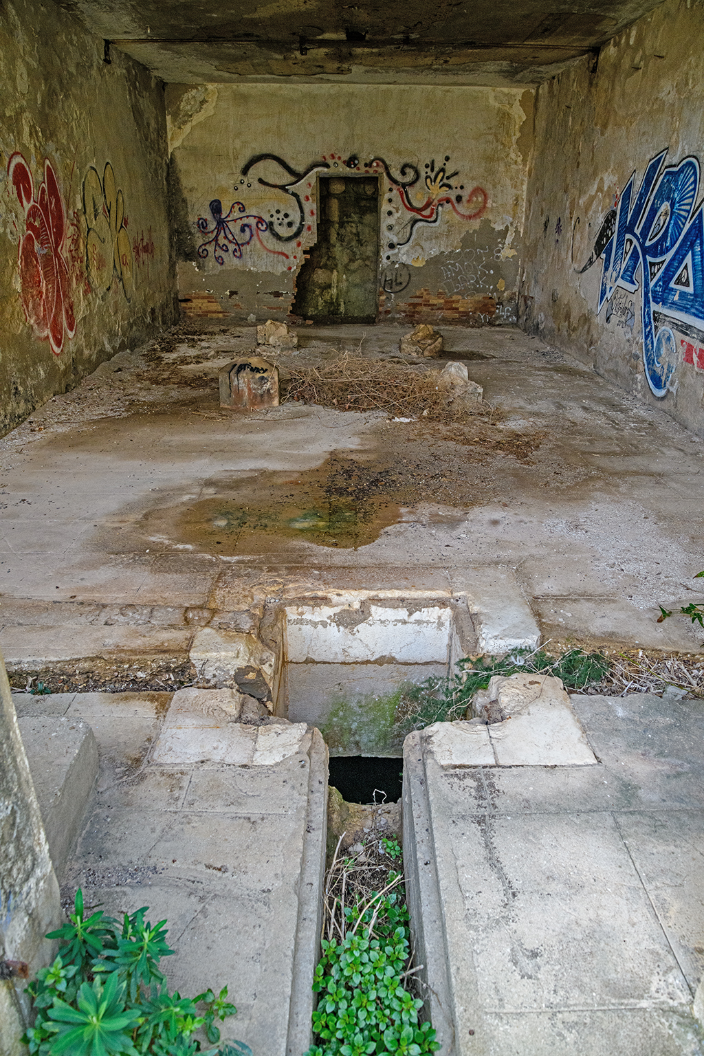 Casernement, intérieur de la casemates de troupe sur citerne, regard au sol 