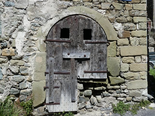 Elévation sud, premier niveau. Baie boutiquière.